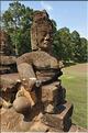 On accède au complexe d'Angkor Thom, qui date du XII ème siècle, par Cinq portes monumentales. (9)